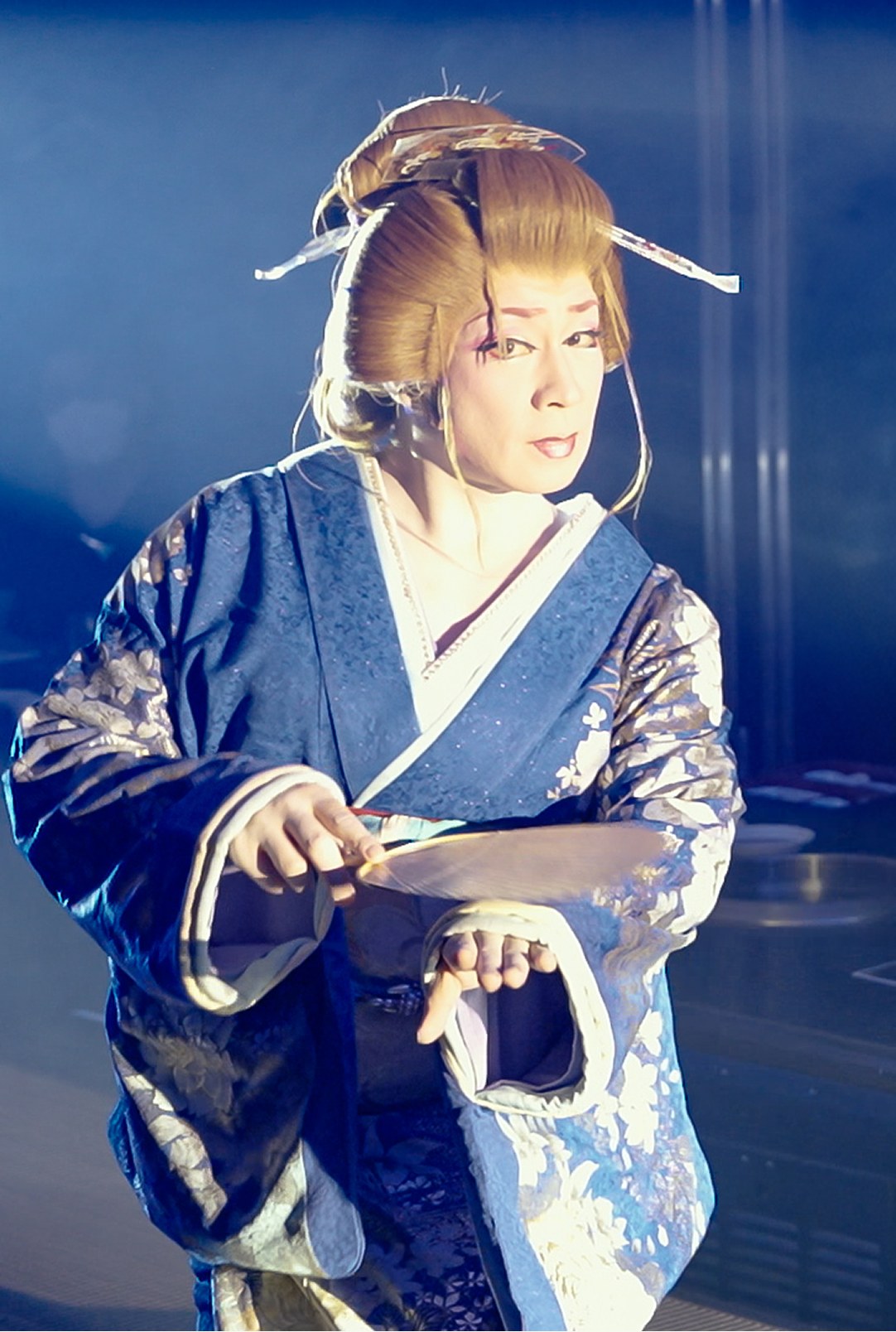 女性が着物を着て日本の伝統文化を体現している様子