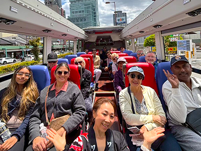 Wonder Loop Bus 観光バスに乗るゲストの様子